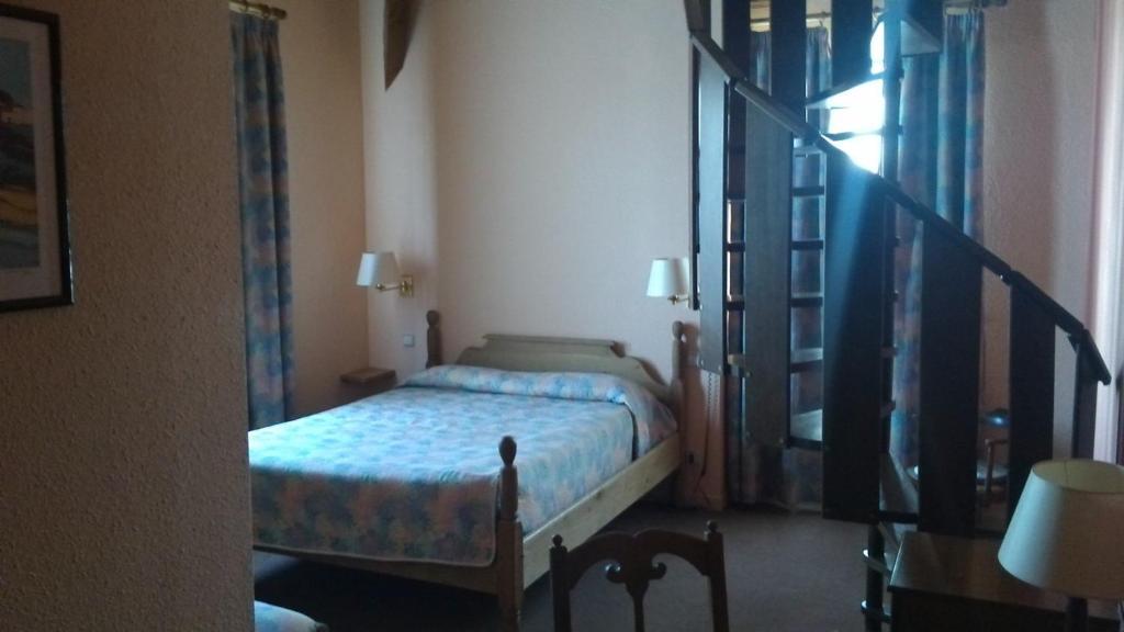 Hotel La Fleur De Lys Cormatin Habitación foto